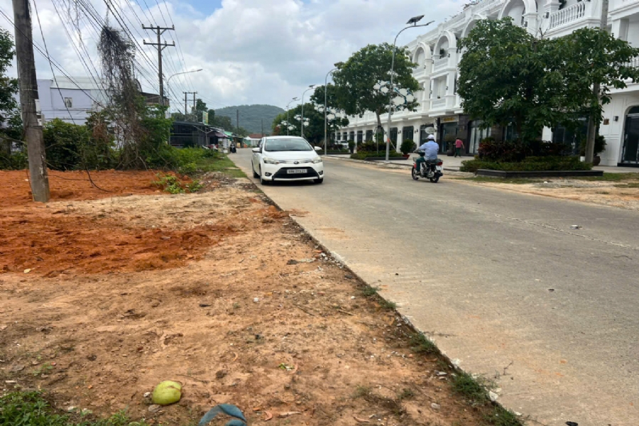 Bán Đất Mặt Phố Cây Thông Trong, Phú Quốc: 1000m², 6,5 Tỷ, Quy Hoạch Đất Ở, Đối Diện Khu Nhà Phố Long Châu 1