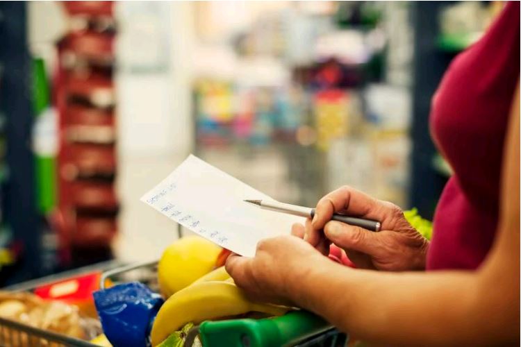 Cắt giảm tối đa những chi phí không cần thiết trong gia đình nếu có thể