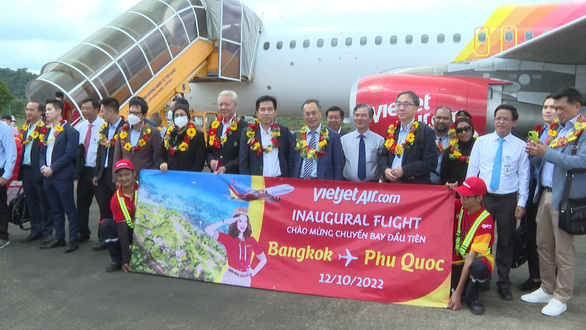 Đoàn khách đầu tiên bay thẳng từ Bangkok (Thái Lan) tới đảo Phú Quốc chụp ảnh lưu niệm