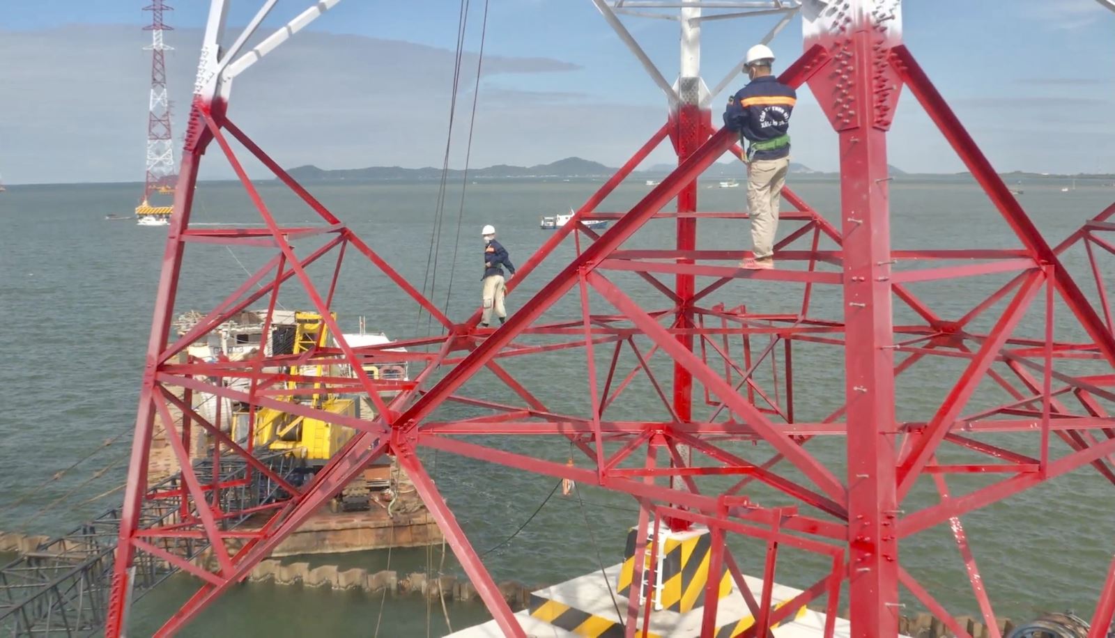 Thi công đường dây đoạn trên biển dài 64,7 km với 117 cột