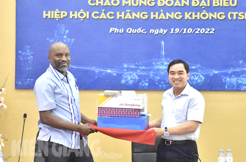 Chủ tịch Ủy ban Hiệp hội các hãng hàng không khai thác tại Việt Nam tặng quà đồng chí Huỳnh Quang Hưng