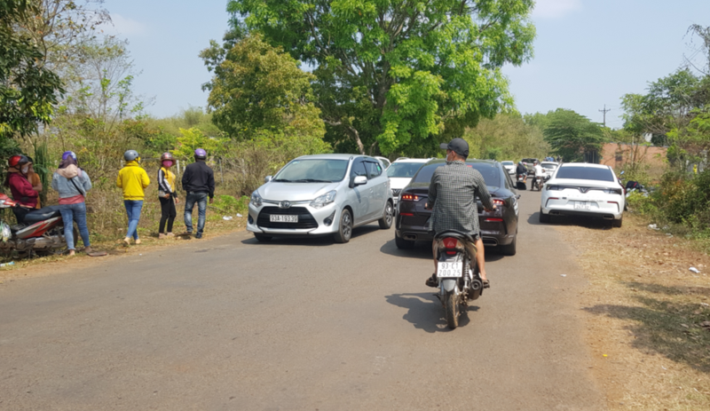 ôm đất thành ôm lửa