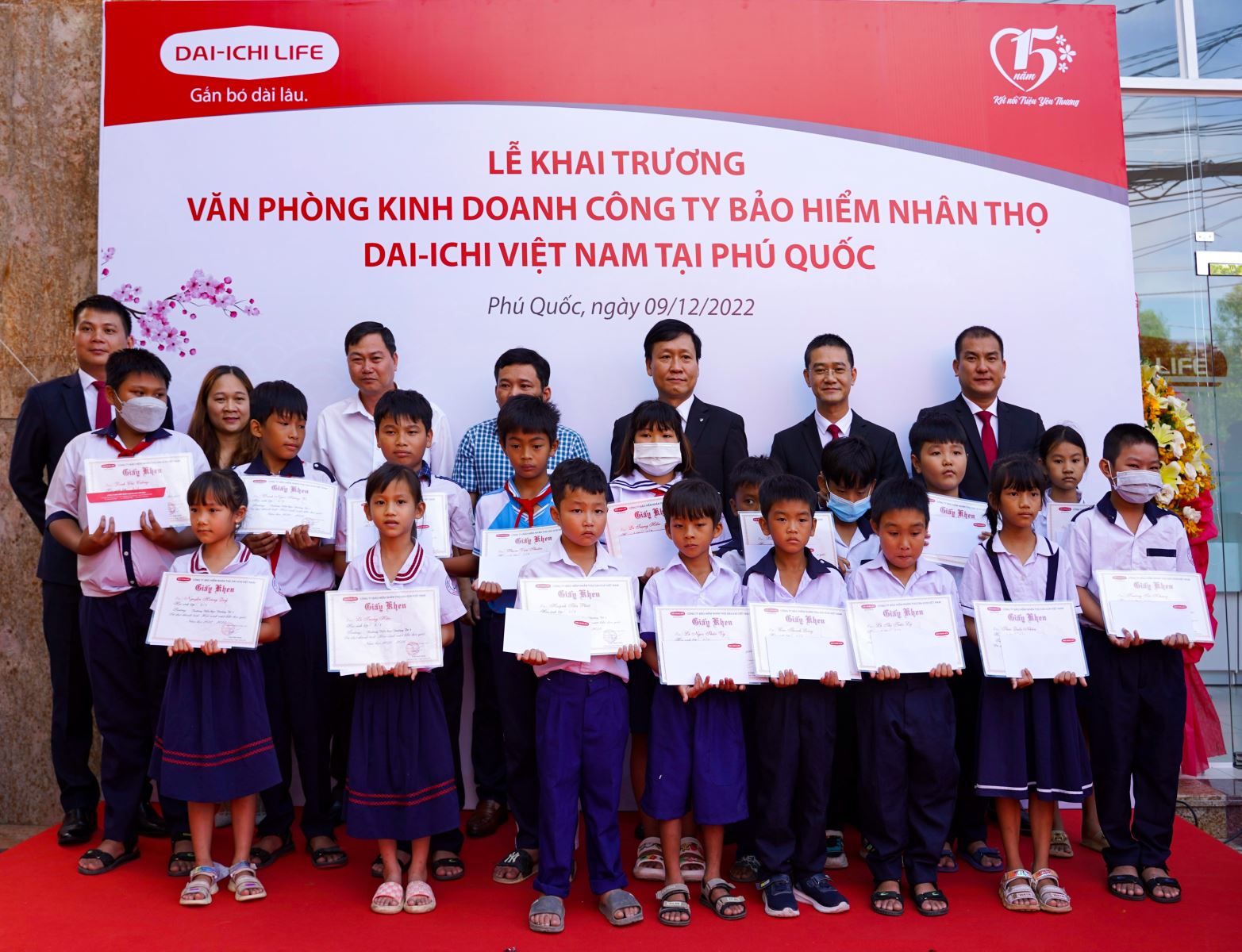 Ban giám đốc Dai-ichi Life Việt Nam trao tặng học bổng cho các em học sinh vượt khó tại Phú Quốc.